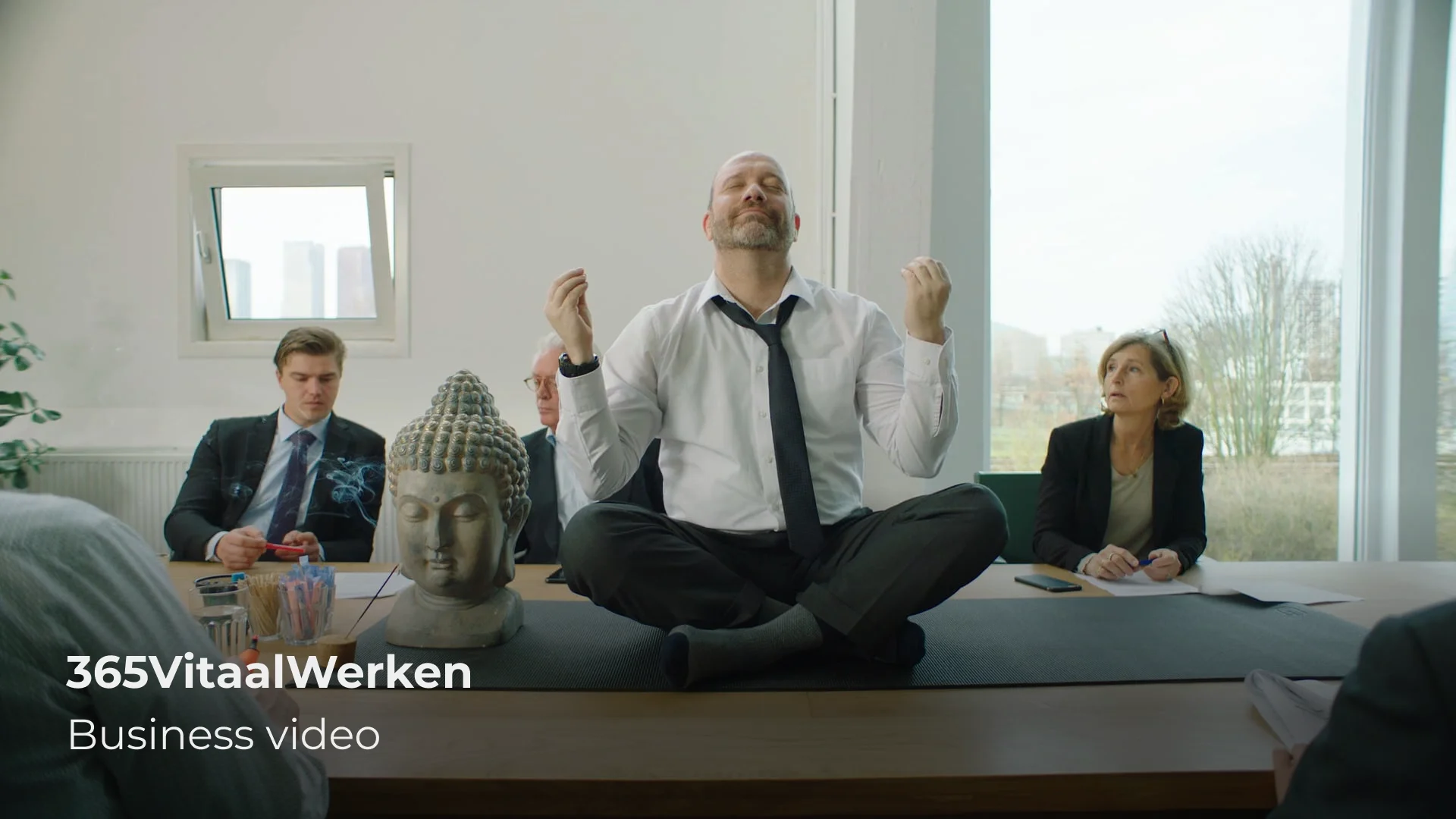 Man mediteert op vergadertafel tijdens zakelijke bedrijfsvideo voor 365VitaalWerken