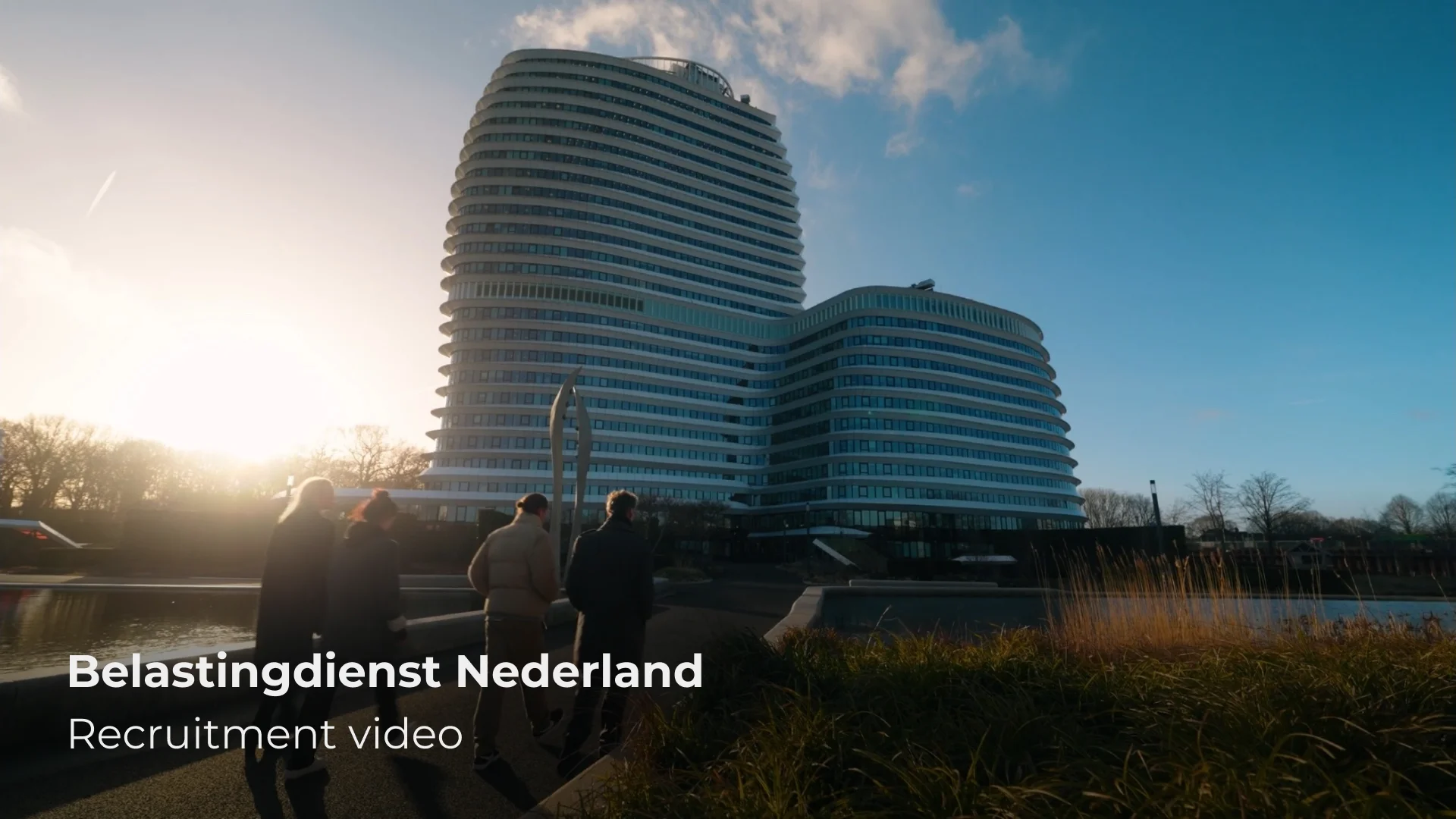 Exterieur van het hoofdkantoor van de Belastingdienst Nederland tijdens zonsopkomst