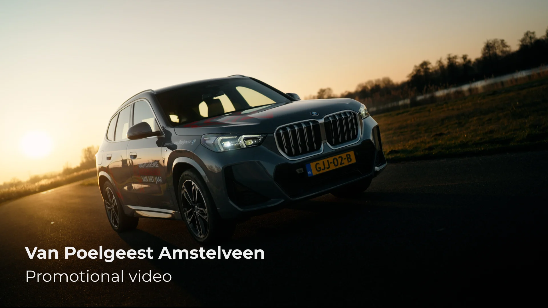 BMW X1 van Van Poelgeest Amstelveen in het gouden uur