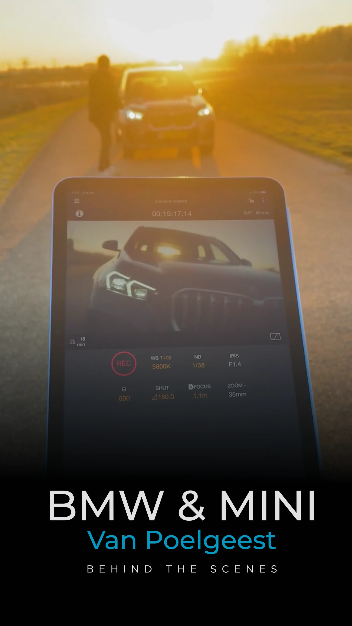 Auto in beweging voor de showroom van Van Poelgeest Amstelveen