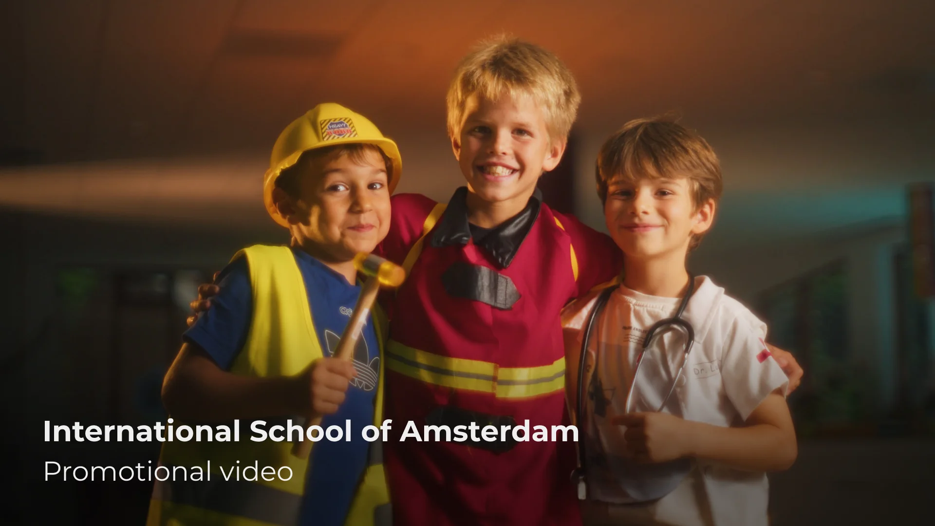 Drie kinderen verkleed als brandweerman, arts en bouwer in promotievideo voor ISA