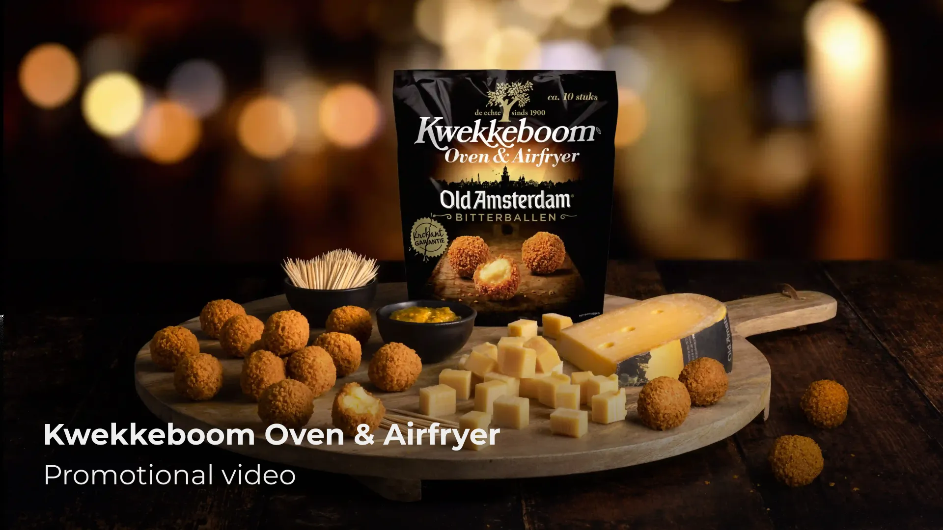 Sfeervolle setting met bitterballen en kaas voor promofilm
