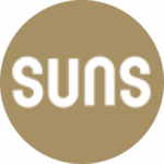 Logo van SUNS bij review door Lonneke van Alebeek