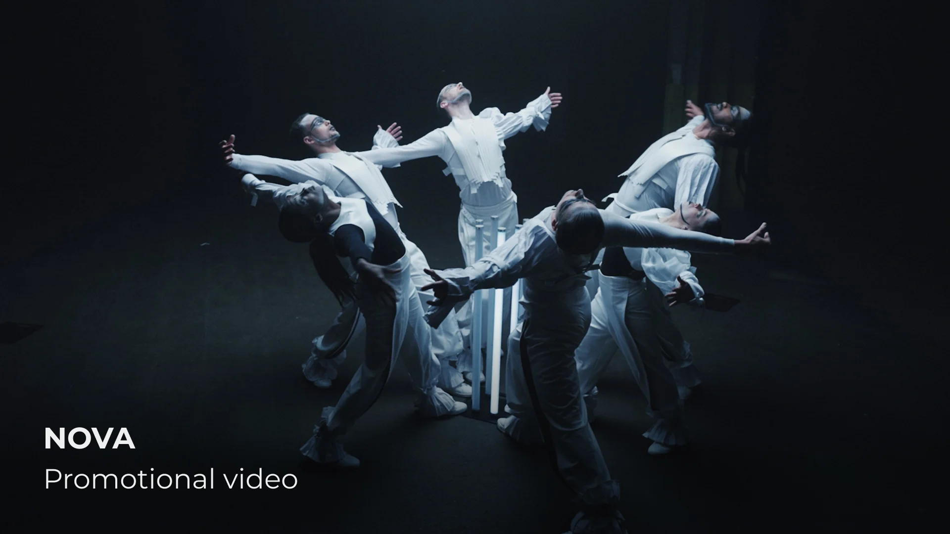 Moderne dansers in witte kostuums in artistieke promotievideo