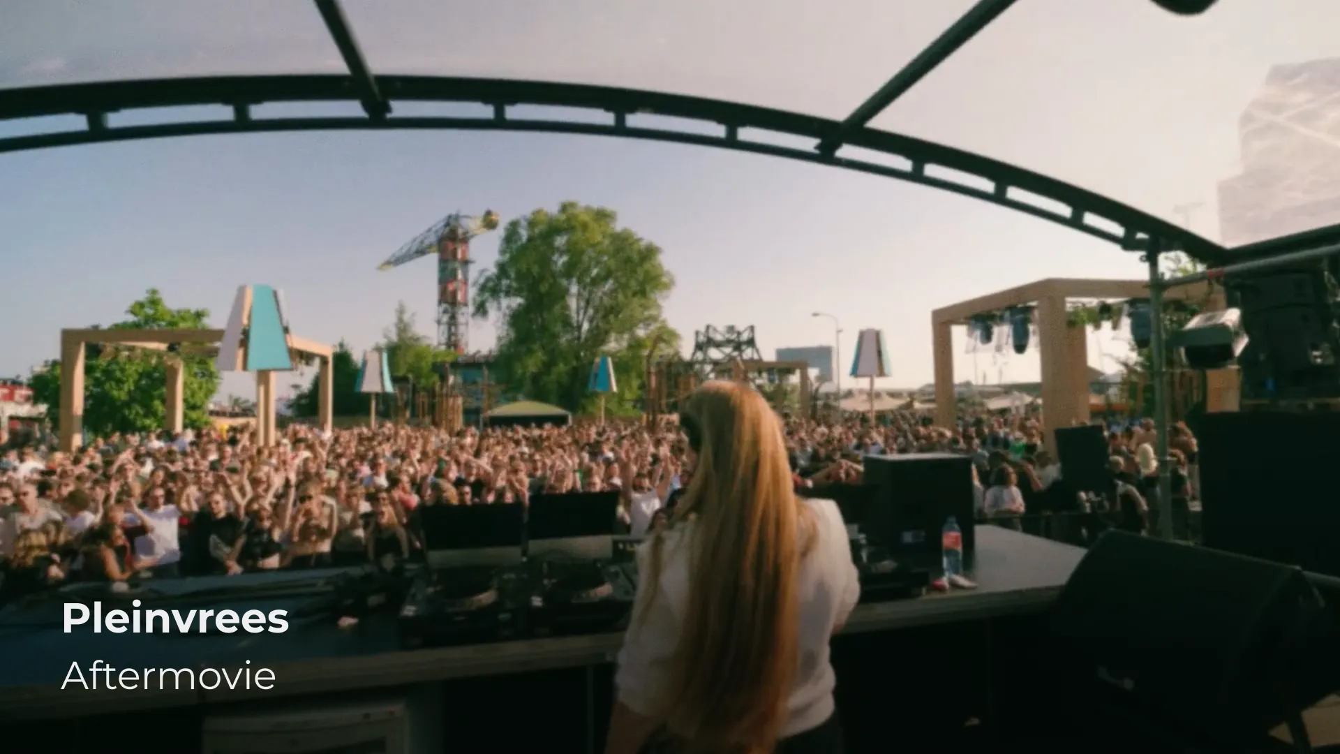 Festival Aftermovie Pleinvrees met dj op het podium