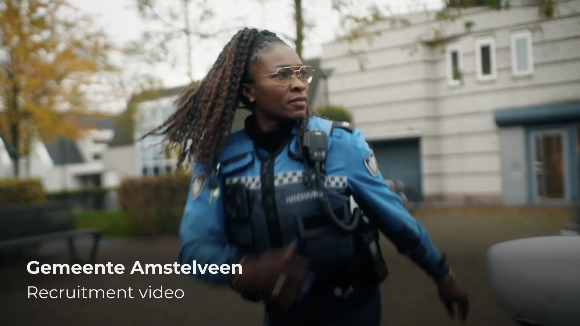 Handhaver in actie in recruitmentvideo voor Gemeente Amstelveen