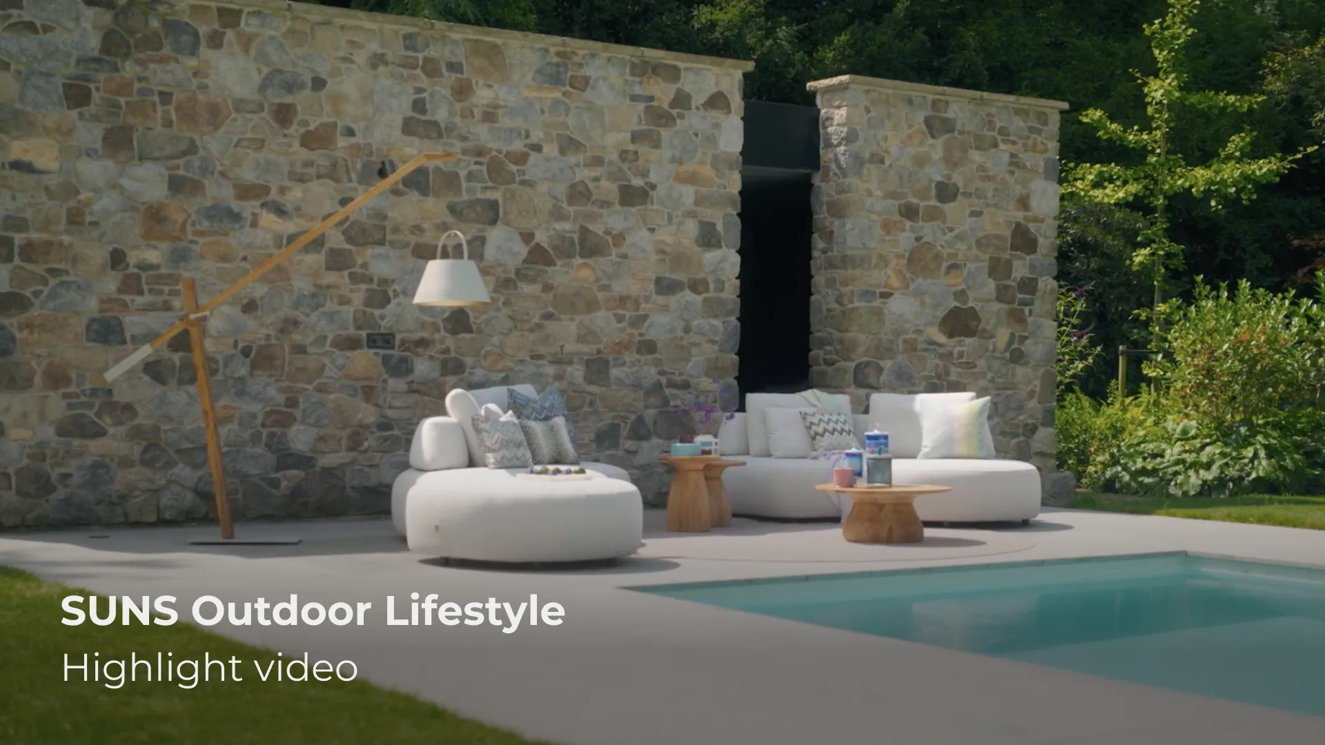 Luxe loungeset aan zwembad in zomerse sfeer voor productshoot