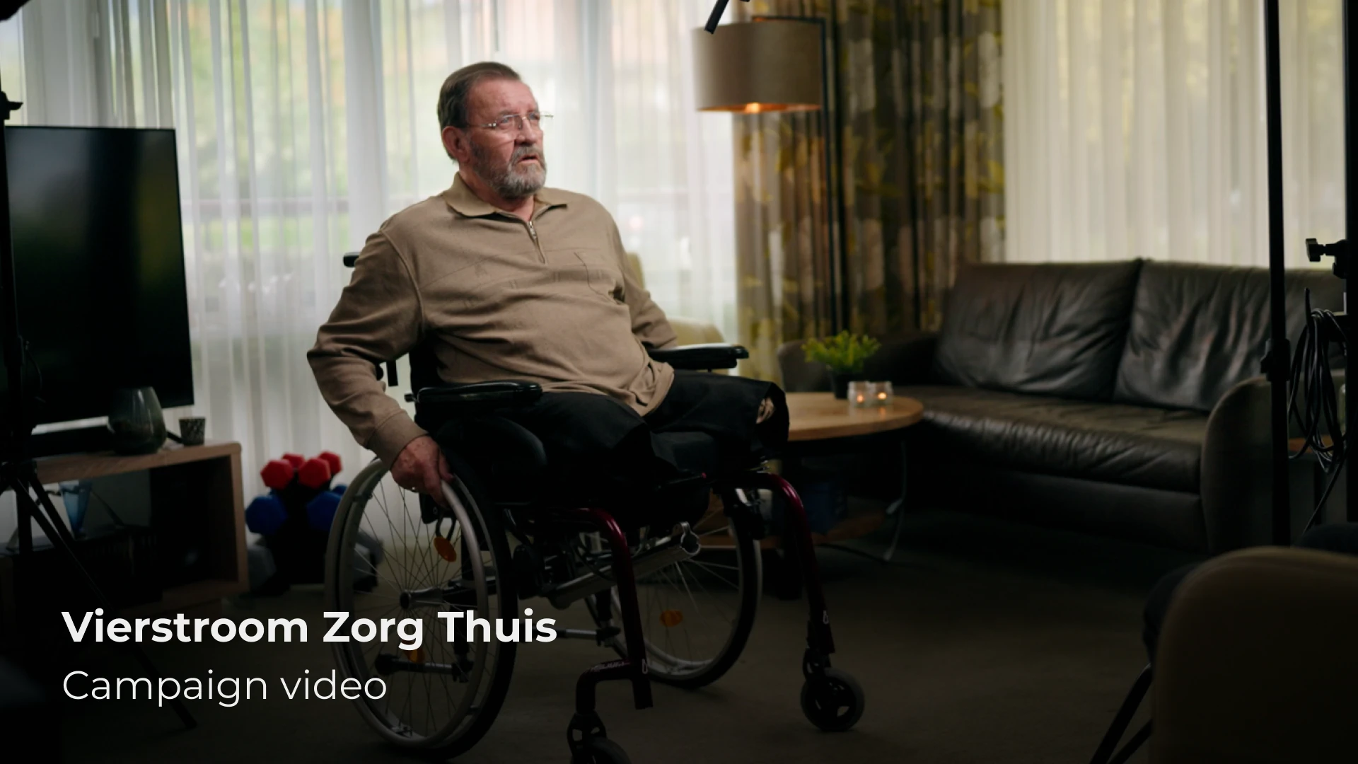 Cliënt in rolstoel tijdens interview in campagnevideo