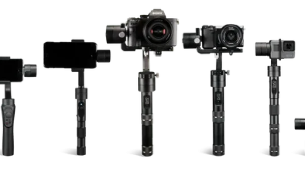 Rij van verschillende camerastabilisatoren met smartphones en camera’s erop gemonteerd.